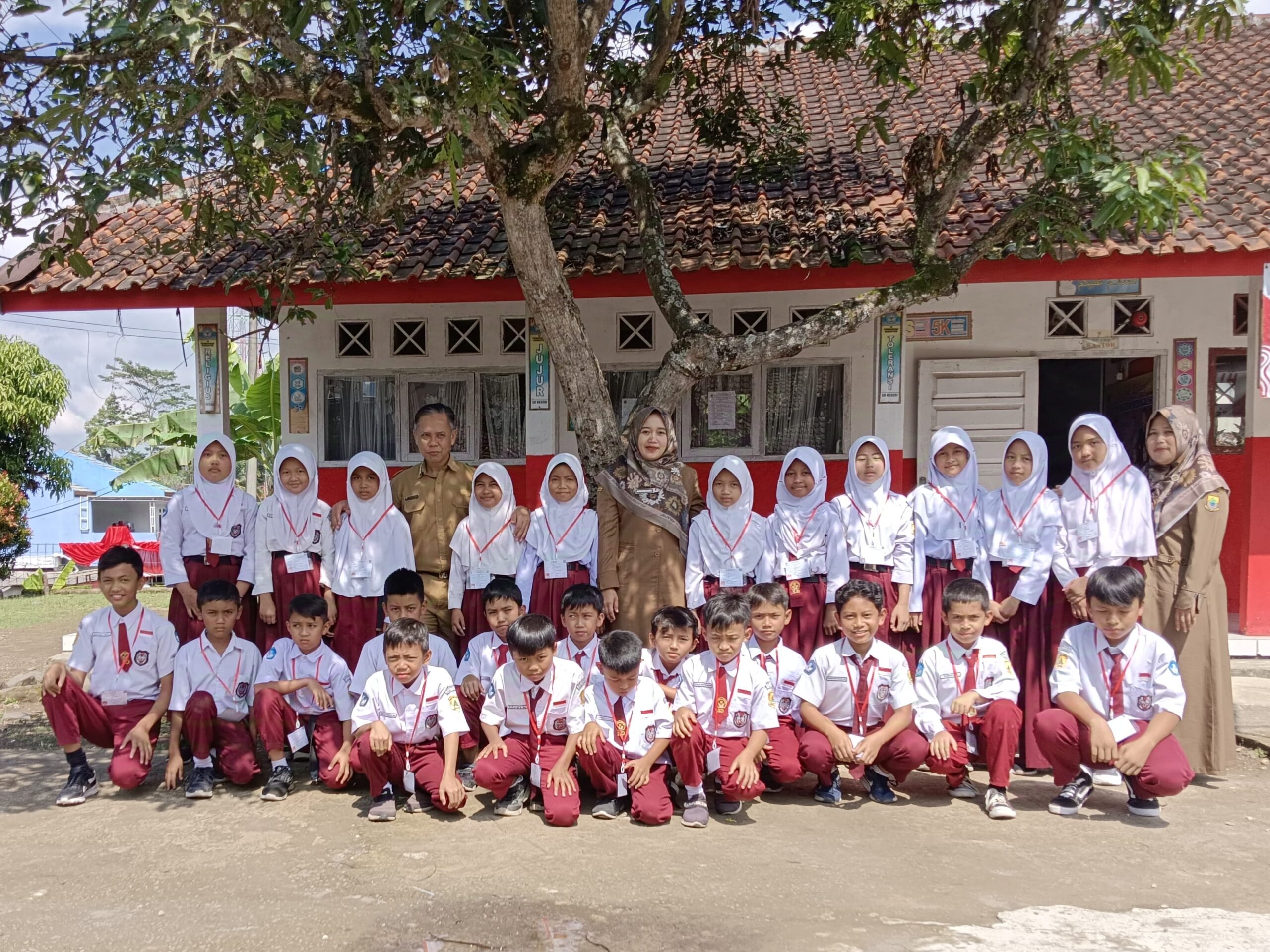 Peserta didik SD Negeri Ridogalih beserta Kepala Sekolah dan para guru.